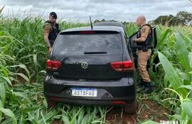 El vehículo abandonado por los sicarios en una plantación de maíz.