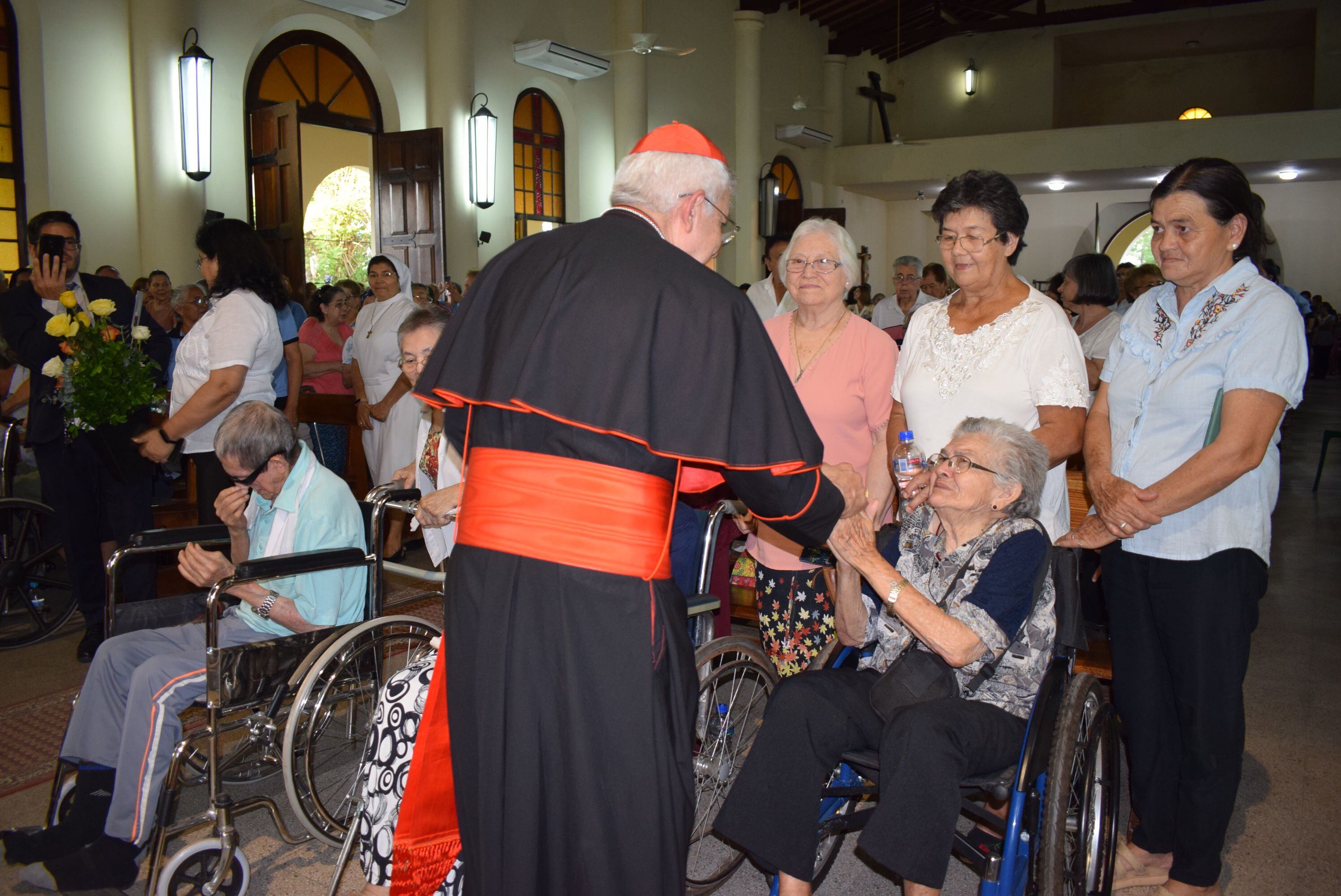 Cardenal Adalberto Martínez, saluda a los feligreses en la catedral de Carapeguá.