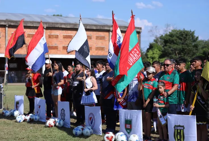 Formación de varios de los dieciséis equipos participantes en la inauguración del campeonato Liga Caraguatay de Deportes.