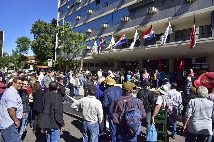 Manifestación de asegurados y jubilados frente a la caja central del IPS.