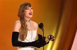 Taylor Swift acepta el premio Grammy al mejor álbum de pop vocal por "Midnights", el domingo en Los Ángeles.