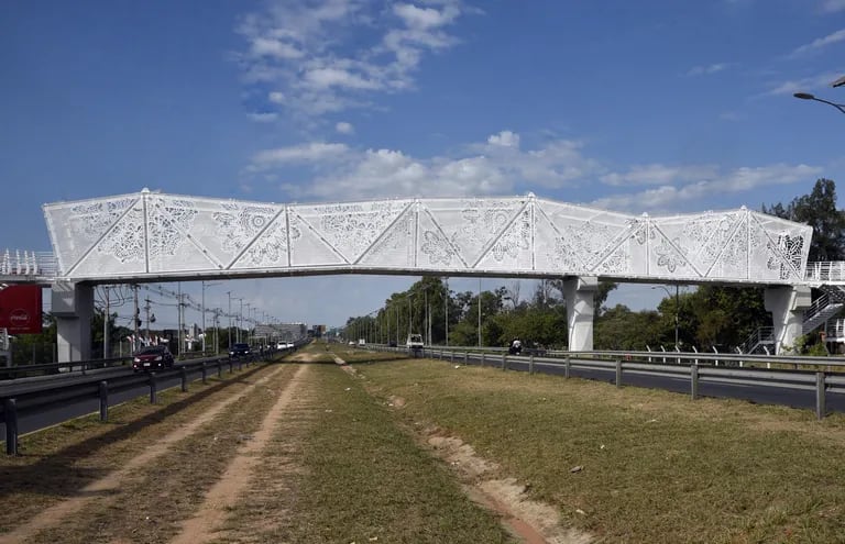 La pasarela ñandutí es inservible para la ciudadanía y no pudo costar más de 500.000 dólares, según técnicos.