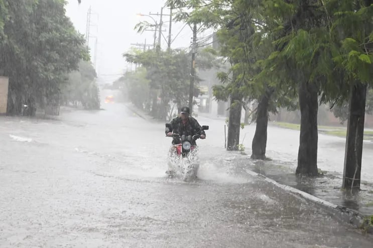 Los motociclistas deben esperar que pasen las intensas lluvias para circular.