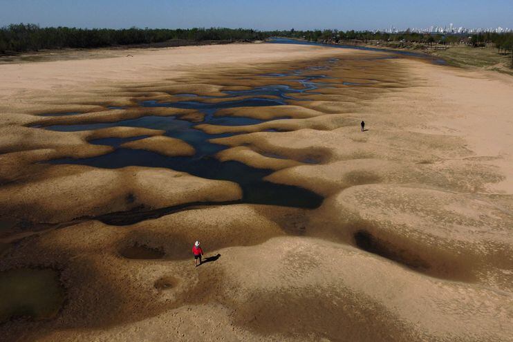 El río Paraná, con histórica bajante, cerca de Rosario, Argentina. (AFP)