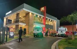 Fachada del local de McDonald's que fue asaltado anoche.