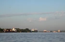 Decenas de embarcaciones se encuentran amarradas y fondeadas en el río Paraguay, aguardan que los puntos críticos sean liberados para seguir navegando a destino.