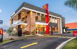 Fachada del McDonald’s que funciona en el Jockey Club, sobre la avenida Eusebio Ayala.