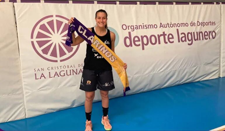 Paola Ferrari con el banderín de su siguiente club en España, el Tenerife. La paraguaya estará en la institución hasta que la releven.