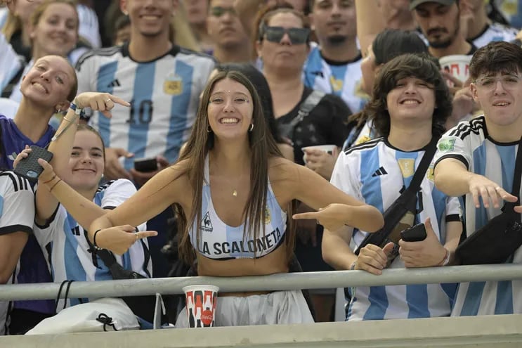 Fanáticas argentinas anoche en el estadio Monumental, previo al amistoso contra Panamá, apoyando al equipo de la "Scaloneta".