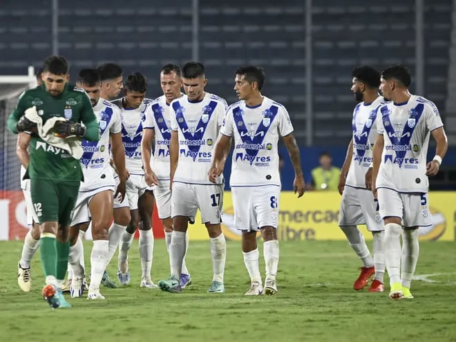 Los jugadores del Sportivo Ameliano dejan el campo de juego al finalizar el primer tiempo del partido contra Athletico Paranaense por la Copa Sudamericana 2024.