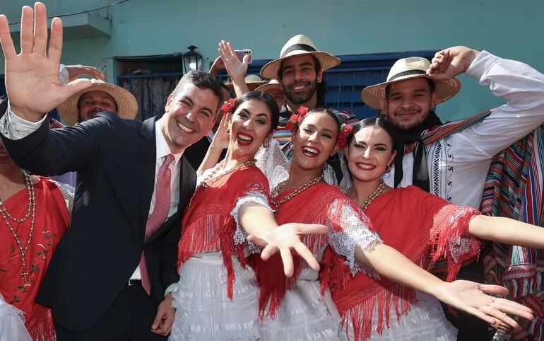 El presidente Santiago Peña posa con las galoperas de la Chacarita y bailarines.