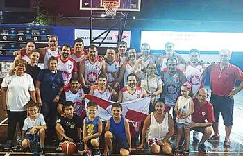 Plantel y seguidores del equipo campeón del Ciudad Nueva en el torneo de Maxi Basquet +40.