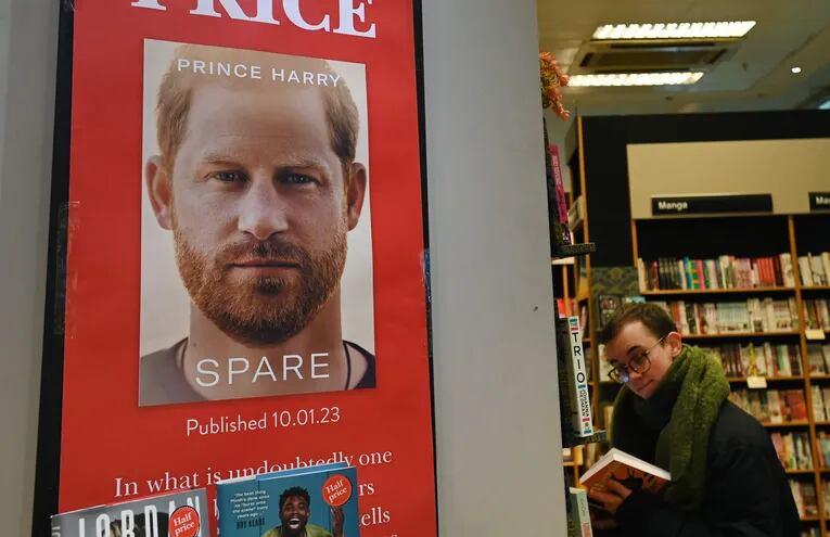 Un cartel anuncia la venta del libro "Spare" (Repuesto), escrito por el príncipe Enrique (Harry), en una librería de Londres.