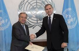 El embajador Julio César Arriola (der.) y el Secretario General de la Organización de las Naciones Unidas (ONU), Antonio Guterres.