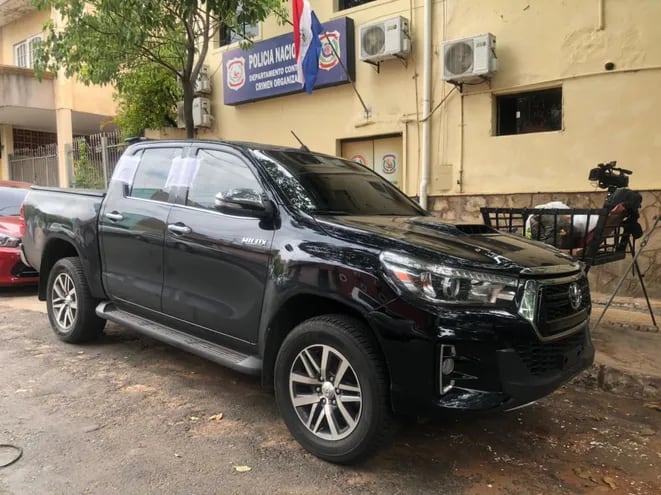 La camioneta Toyota de Dalia López, aparecida en el estacionamiento del Shopping del Sol el sábado 28 de enero, estacionada frente al departamento contra el crimen organizado de la Policía Nacional.