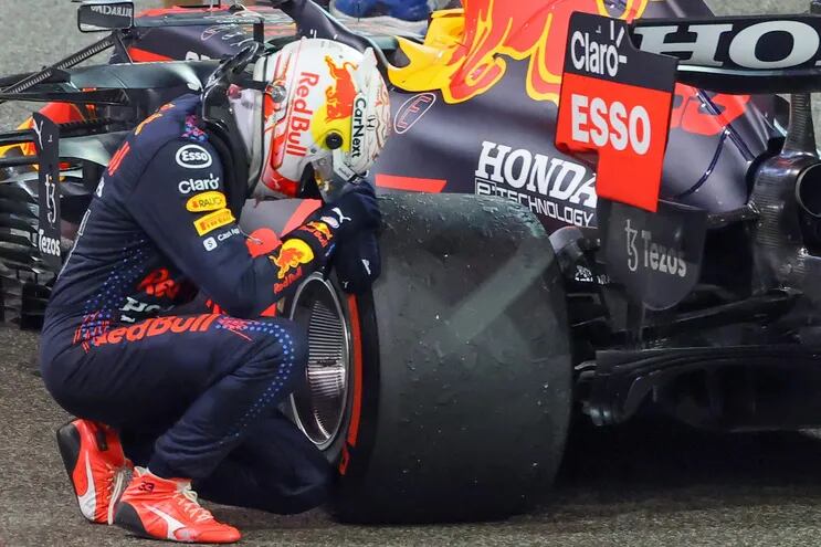 El neerlandés Max Verstappen se arrodilló al lado de su Red Bull  como agradeciendo por el triunfo.