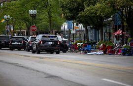 Los socorristas trabajan en la escena de un tiroteo en un desfile del 4 de julio el 4 de julio de 2022 en Highland Park, Illinois. Los informes indican que al menos cinco personas murieron y 19 resultaron heridas en el tiroteo masivo.