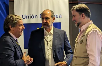 Gabriel Mato,  Luis Lauredo y otro observador de la OEA.