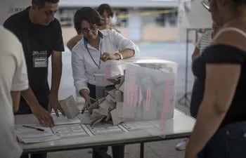 Funcionarios realizan el conteo de votos en las elecciones del Estado de México , en un colegio electoral en Ecatepec (México).
