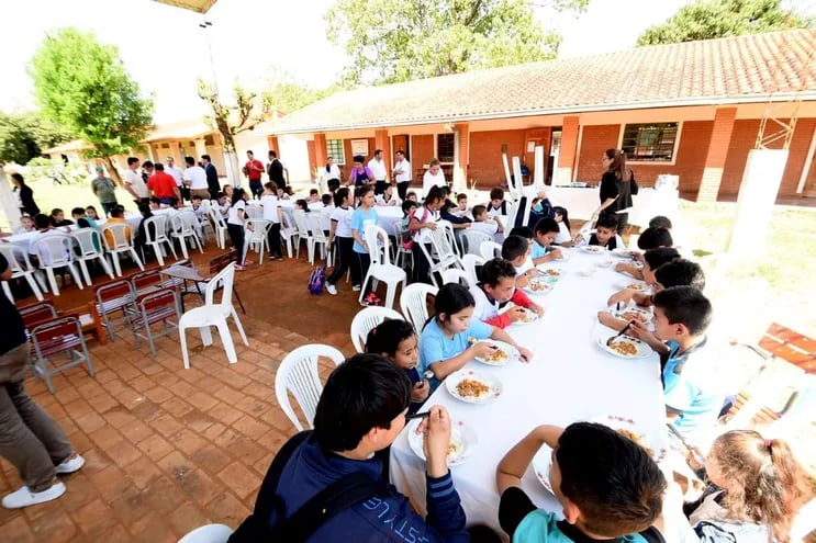 Estudiantes almorzando este martes en San Juan Nepomuceno (Caazapá), tras la presentación oficial del almuerzo escolar para el departamento.