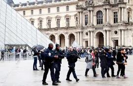 custodios-policiales-y-militares-resguardan-el-museo-del-louvre-de-paris-el-mas-visitado-del-mundo-afp-215253000000-1550678.jpg