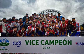 El plantel de jugadores, miembros del cuerpo técnico y allegados a Humaitá, posan luego lograr el ascenso y ser reconocidos como los subcampeones del torneo de la Primera División C. (Foto: APF)