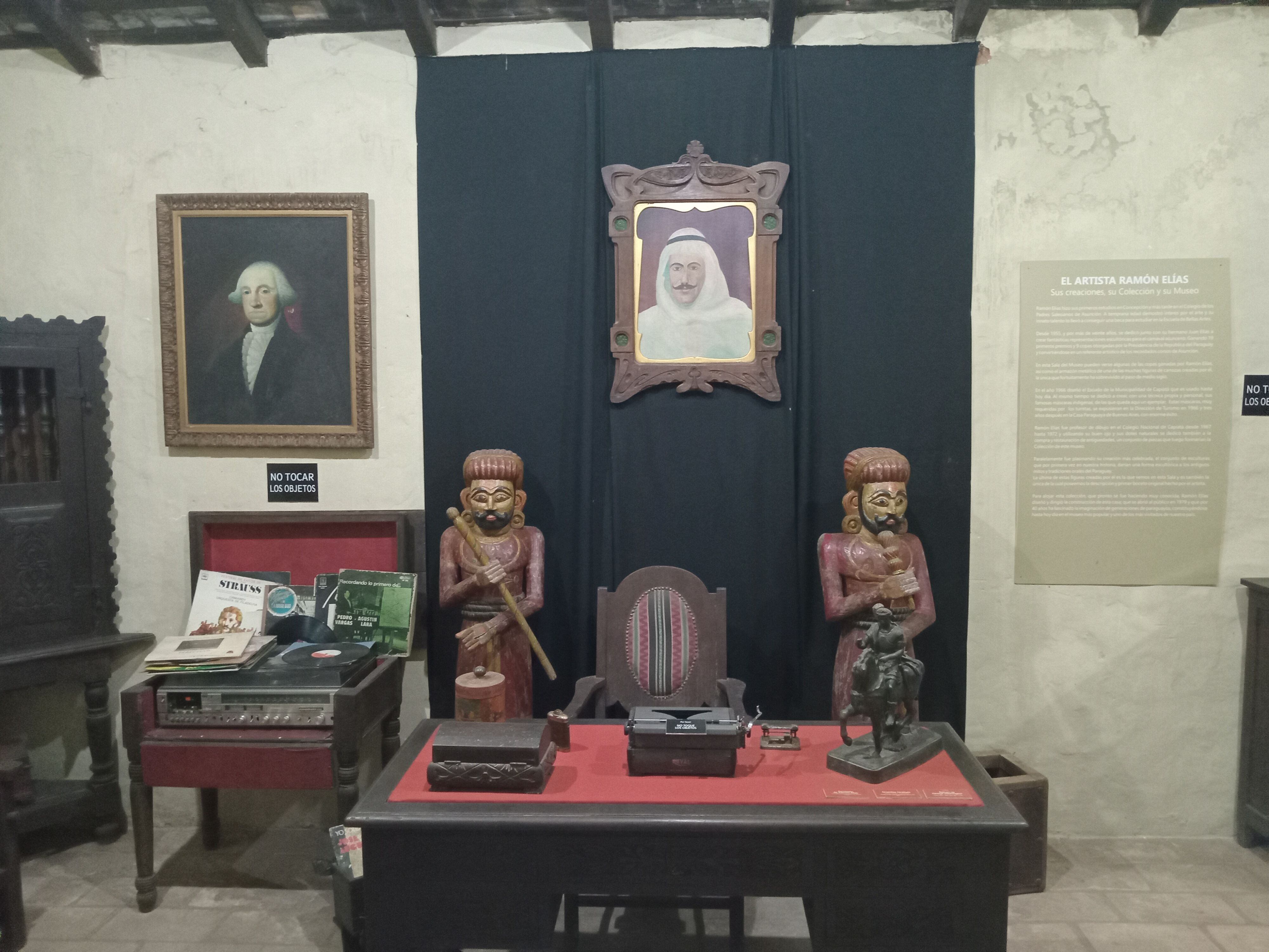 El escritorio que le perteneció a Ramón Elías  donde ideó el Museo Mitológico.