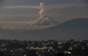 -FOTODELDÍA- AME4451. QUITO (ECUADOR), 18/11/2022.- Fotografía del volcán Cotopaxi con una fumarola de vapor de agua, hoy, desde Quito (Ecuador). El Cotopaxi es un volcán activo que se eleva 5.897 metros sobre el nivel del mar y es el segundo más alto del país después del Chimborazo. EFE/José Jácome
