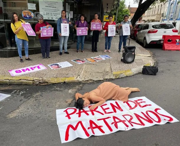 Integrantes de la Articulación Feminista realizaron hoy un acto frente al Ministerio del Trabajo para convocar a la marcha del  8M, el miércoles 8 de Marzo, desde la Plaza Uruguaya desde las 17 horas.