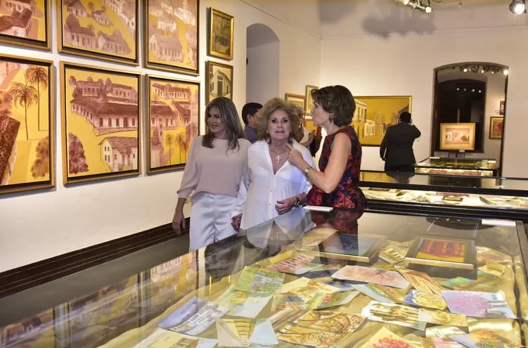 Alice Morínigo Gill, Esperanza Gill y Margarita Morselli recorren la muestra en El Cabildo.