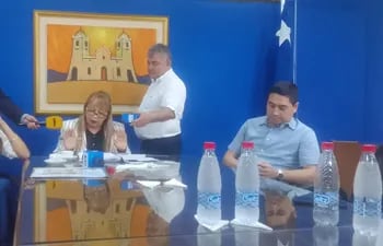 La senadora Celeste Amarilla (PLRA), la vice del PLRA, Alba Talavera y el senador Eduardo Nakayama (PLRA) en la bancada "A" del Senado.
