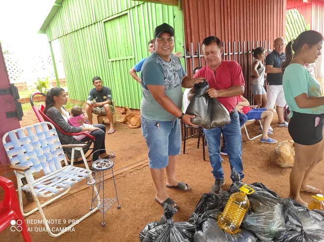 El comunicador Sandro Arámbulo durante una de sus campañas de entrega de alimentos en su barrio, Las Palmeras.