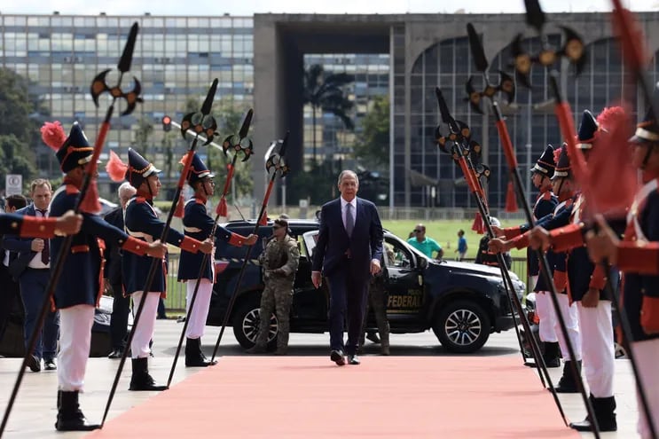 El canciller de Rusia, Sergéi Lavrov, es recibido con honores a su llegada al palacio de Itamaraty en Brasil. (AFP)