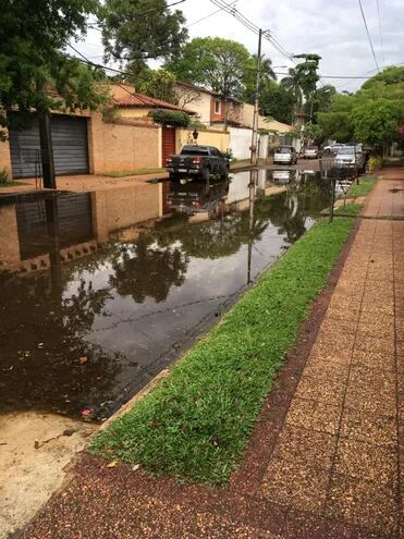Calle inundada, en barrio Recoleta