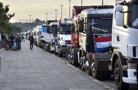 Los camioneros estacionados en la zona de la Costanera de Asunción ayer, jueves.