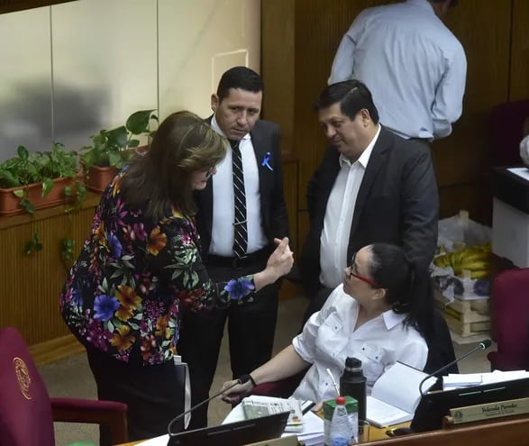 La senadora Blanca Ovelar (ANR, Independiente) conversa con sus colegas de la oposición: la senadora Yolanda Paredes de Cruzada Nacional, Javier "Chaqueñito" Vera (ex Cruzada Nacional).