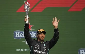 El británico Lewis Hamilton de Mercedes, celebra el segundo puesto hoy, en el Gran Premio de la F1 disputado en el Autódromo Hermanos Rodríguez de la cudad de México.