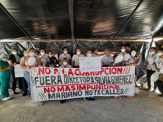 Médicos y enfermeras se manifestaron ayer por la muerte de la enfermera Claudia Samudio, en el Hospital Distrital de Mariano Roque Alonso.