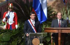 Santiago Peña, nuevo presidente de la República del Paraguay, da su primer discurso en el acto de asunción al cargo.