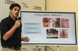 El Dr. Guillermo Sequera, director de Vigilancia de la Salud, en la conferencia de prensa sobre la situación epidemiológica de COVID y viruela del mono en Paraguay.