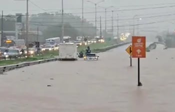 Uno de los viaductos antes de ingresar al casco urbano de Limpio quedó totalmente inundado, causando horas de terror en la gente.