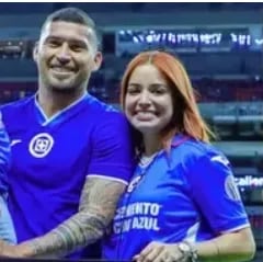 El futbolista Juan Escobar junto a su esposa Zelma Riquelme.