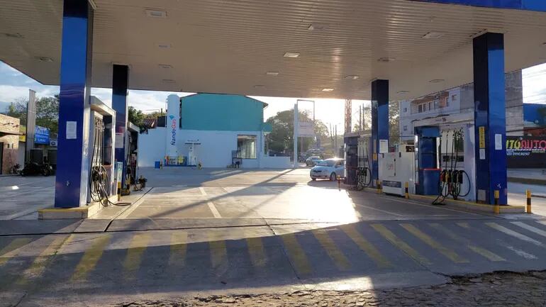 Estación de servicio de Petropar vacía. Precio de combustible bajó pero no convence a clientes.
