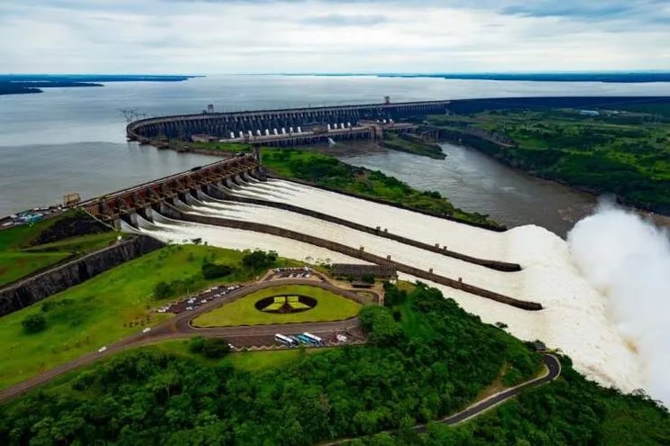 Represa hidroeléctrica paraguayo-brasileña Itaipú con las tres canaletas derrochando agua, en definitiva energía.