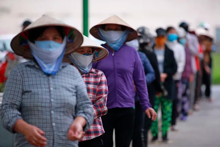 Cientos de vietnamitas buscan una ración de arroz el pasado 12 de abril en Hanói.