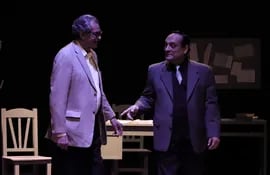 Alcibiades González Delvalle recibió una ovación al término de la obra cuando subió al escenario. Aquí, con el actor Jorge Ramos.
