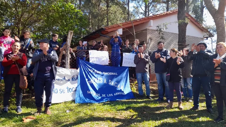 Alumnos y padres de familias tomaron el Colegio Nacional Tte. Luis Alberto Dacak, para exigir un director estable en la institución.