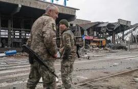 Soldados ucranianos frente a un edificio destruido en el aeropuerto internacional de Jersón.