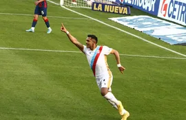 Cristian Colmán, delantero de Arsenal de Sarandí, festeja uno de los dos tantos que convirtió contra San Lorenzo de Almagro por la tercera fecha de la Superliga de Argentina.