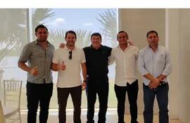 Los políticos esteños encabezados por Daniel Pereira Mujica (camisa negra) en un encuentro con dirigentes de Hernandarias.